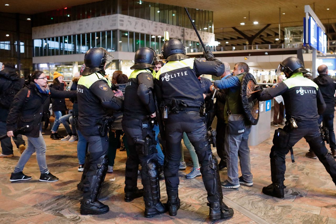 Een groep demonstranten wordt ingesloten in de stationshal van Rotterdam Centraal.