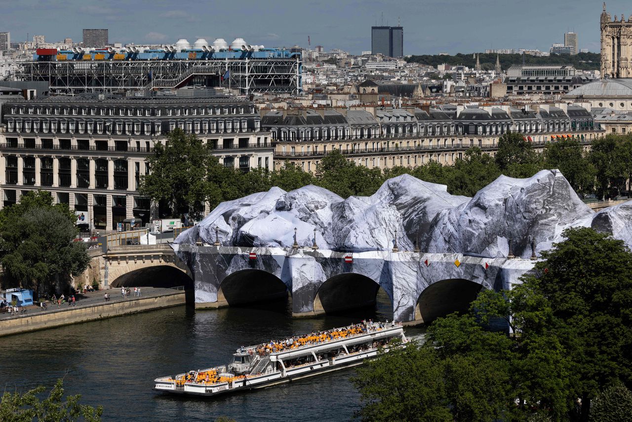 Een berglandschap boven de Seine in Parijs: bij kunstenaar JR zie je nooit wat je ziet