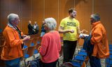Afterwards, several panel members continued to talk to those present.  On the right, Jelle Zijlstra of Greenpeace with an employee of Tata Steel (in orange). 