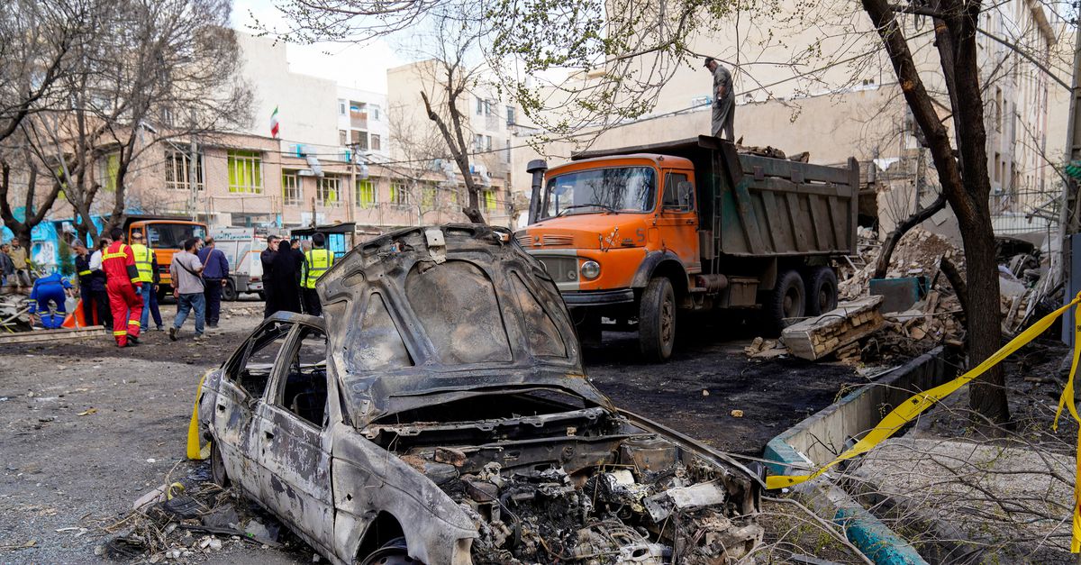 Brand en puin in omgeving waar oud-president Ahmadinejad zou wonen, dodental aanval op school loopt op tot 108
