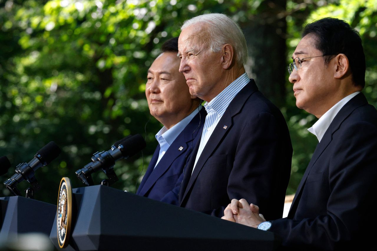 VS, Japan en Zuid-Korea kondigen nauwere samenwerking aan en bekritiseren China op topontmoeting 