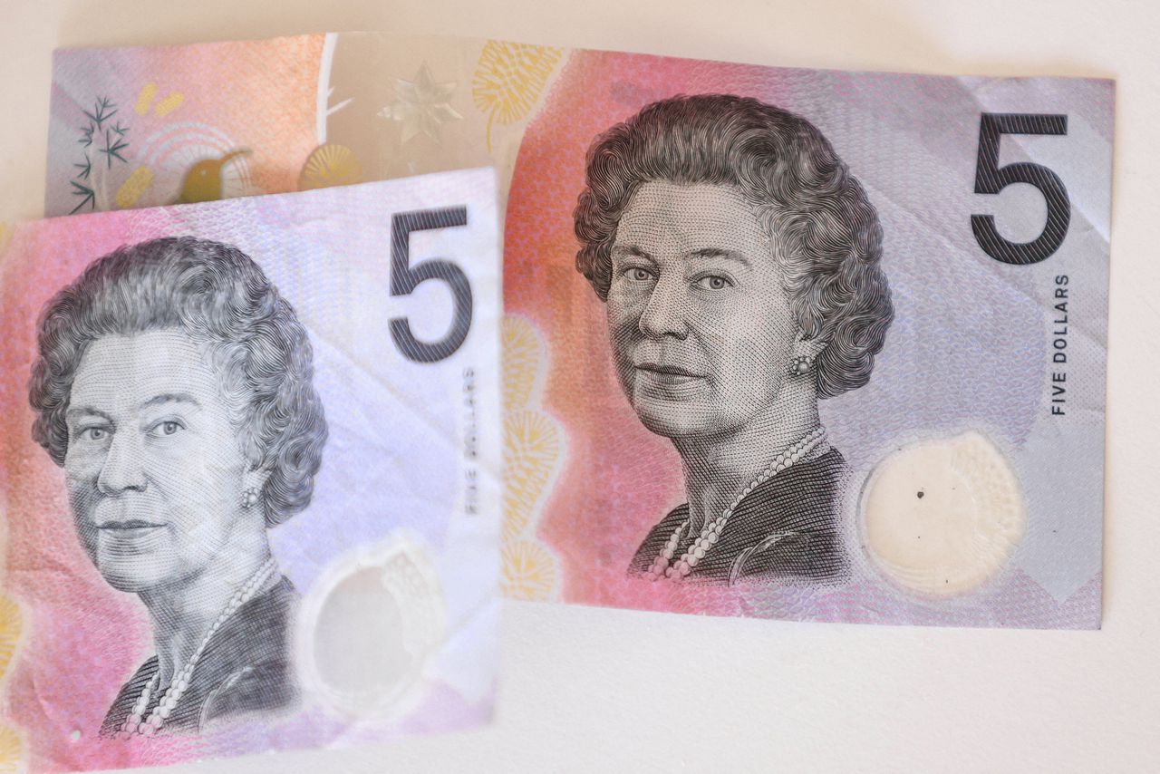 De Australische briefjes van 5 dollar die nu nog in omloop zijn.