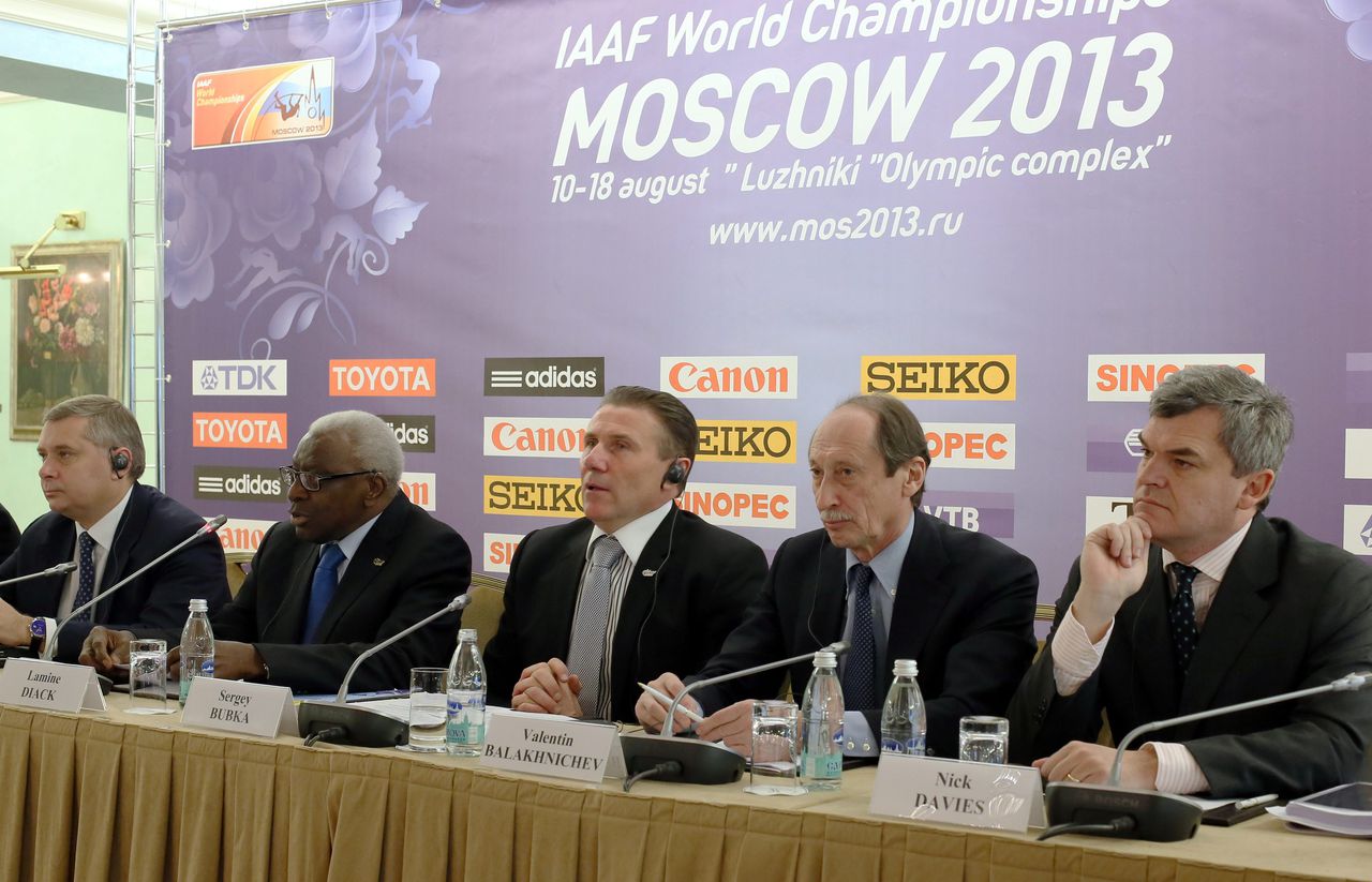 Plaatsvervangend secretaris van de IAAF Nick Davies (rechts) treedt tijdelijk terug in verband met een uitgelekte e-mail waarin hij suggereerde positieve dopingtests verborgen te houden.
