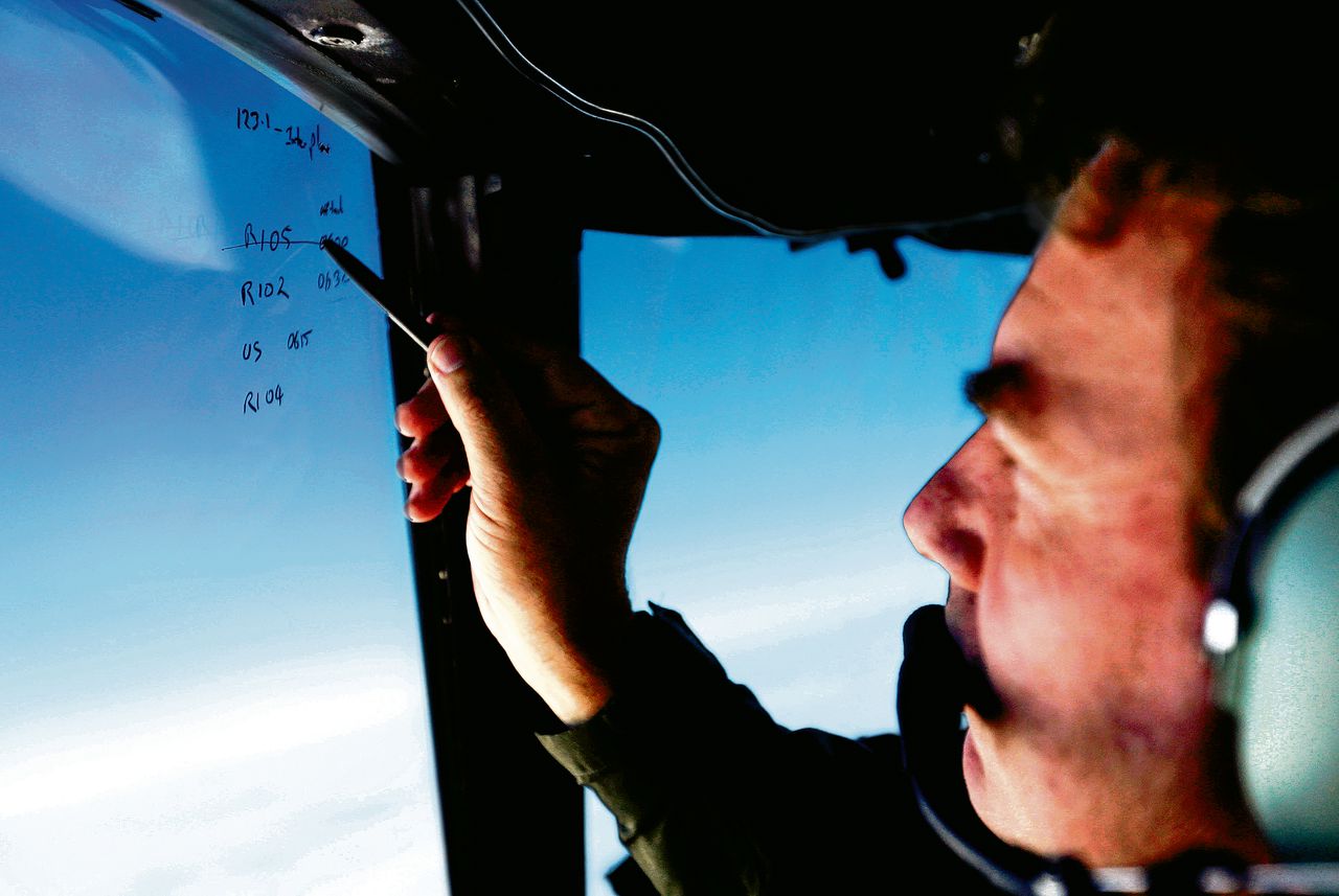 Aan boord van een vliegtuig van de Nieuw-Zeelandse luchtmacht, dat meedoet aan de zoektocht naar MH370.