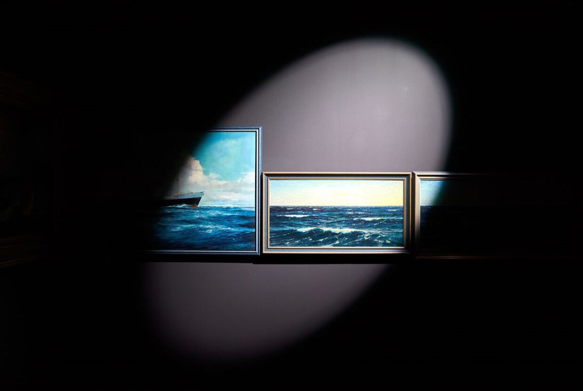 Een bewegend licht gaat langs de zeegezichten die Daan Roosegaarde in het DWDD Pop-Up museum toont.