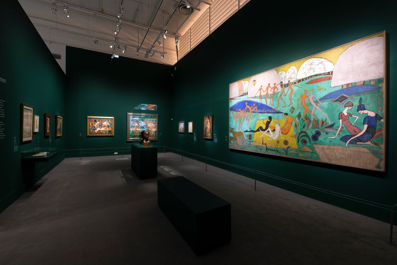 Werken op de tentoonstelling ‘Pionnières. Artistes dans le Paris des Années Folles’ (waaronder het schilderij 'Déjeuner sur l’herbein' van Juliette Roche) in het Musée du Luxembourg in Parijs.