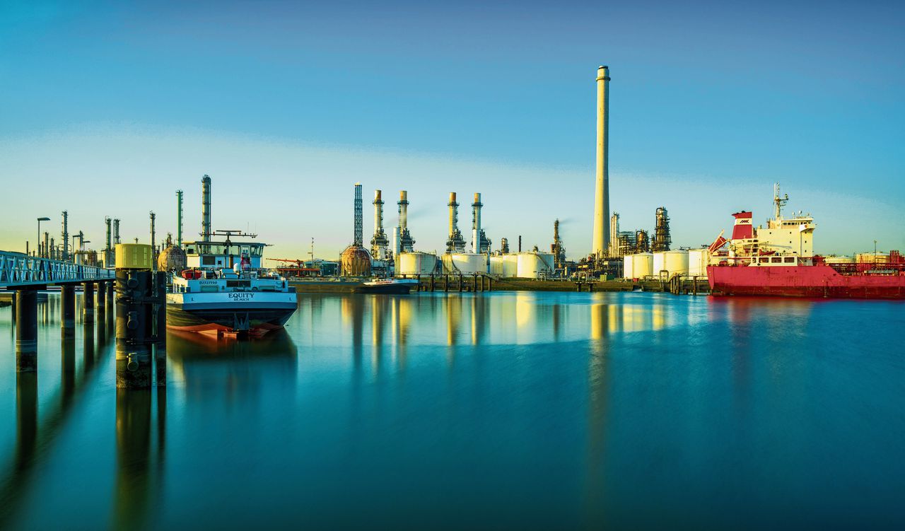 De raffinaderij van Shell in het Zuid-Hollandse Pernis. Als eerste olieconcern vraagt het de aandeelhouders zich uit te spreken over het klimaatbeleid.