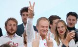 Oppositieleider Donald Tusk viert de verkiezingsuitslag.