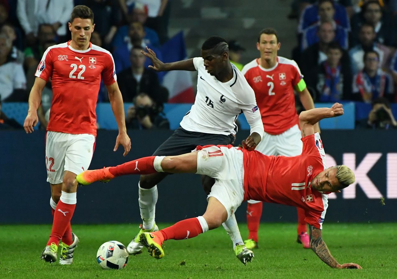Pogba van Frankrijk vecht met Behrami van Zwitserland om de bal.