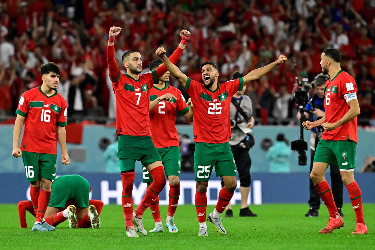 Marokkaanse spelers vieren feest nadat hun doelman Yassine Bounou een penalty stopte.
