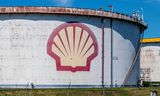 Opslagtanks van Shell in Pernis. Met een aandeel van 1,5 procent op de mondiale energiemarkt ziet het concern zich als „kleine speler”.