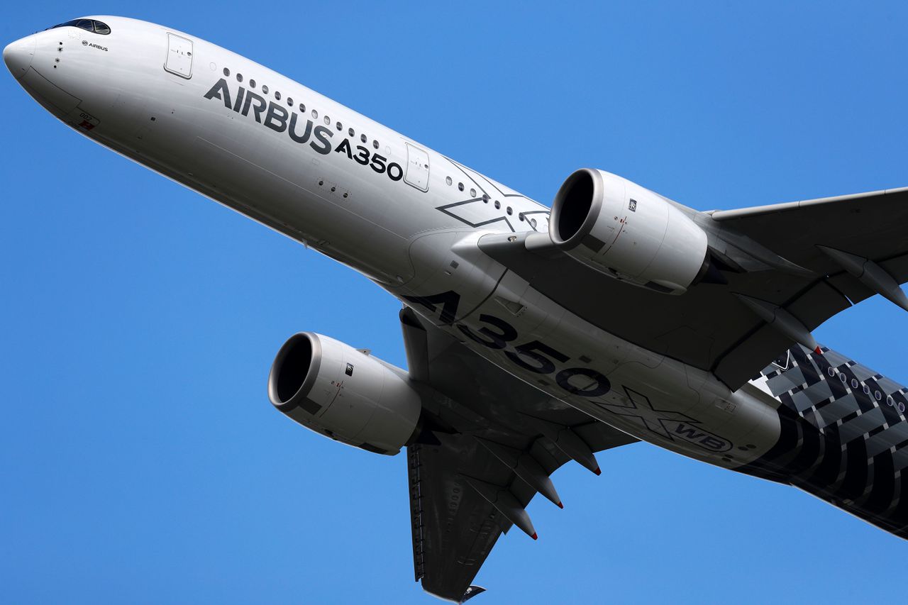 Een Airbus A350. De vliegtuigbouwer wordt onderzocht op corruptie, omkoping en fraude.