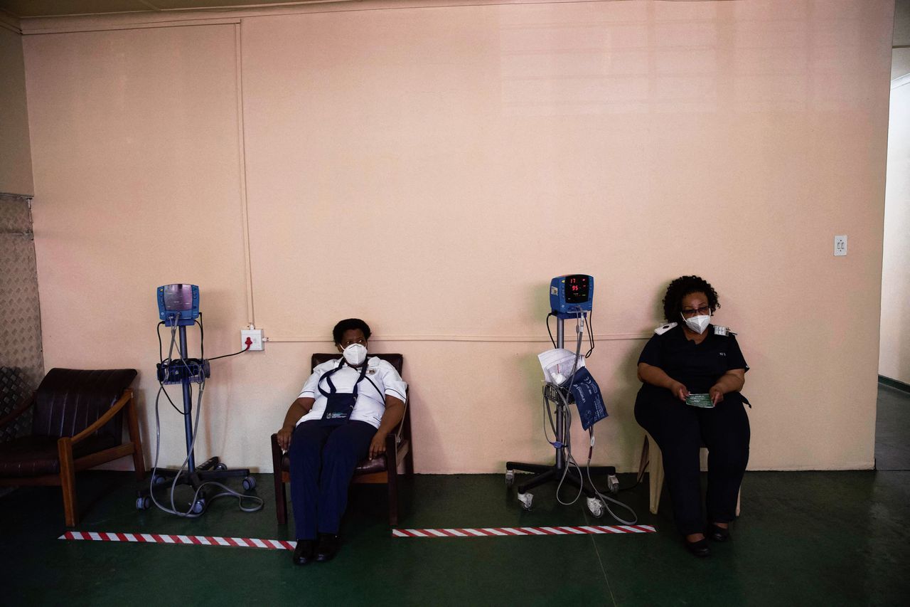 Medewerkers van een ziekenhuis in het Zuid-Afrikaanse Klerksdorp wachten donderdag na haar intenting.