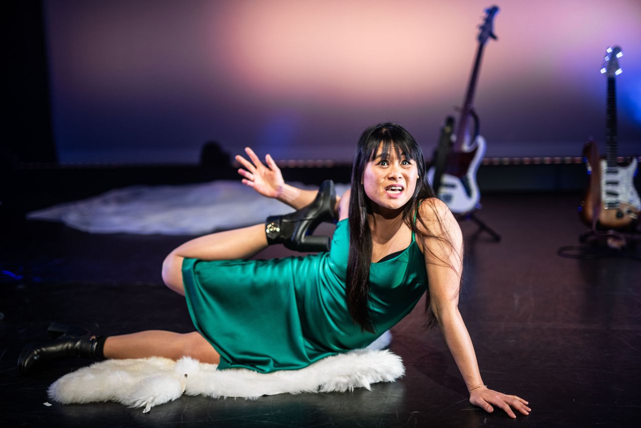 Nhung Dam wil te veel tegelijk in haar eerste cabaretsolo 