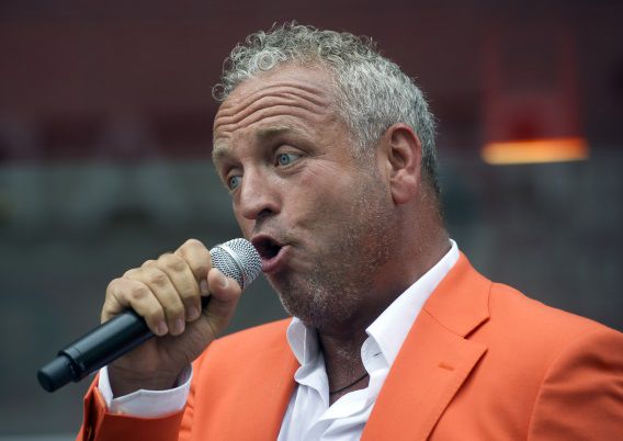 Gordon zingt zijn WK-single Sambaballen voor drogisterij Kruidvat in Rotterdam.