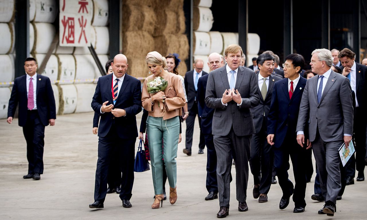 Koning Willem-Alexander en koningin Máxima tijdens het bezoek aan het Sino-Dutch Diary Development Center.