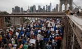 Demonstranten steken de Brooklyn Bridge over tijdens de March for Our Lives-optocht in New York.