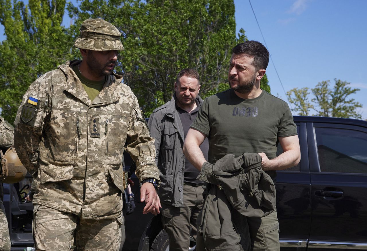President Zelensky bezoekt soldaten aan het front 