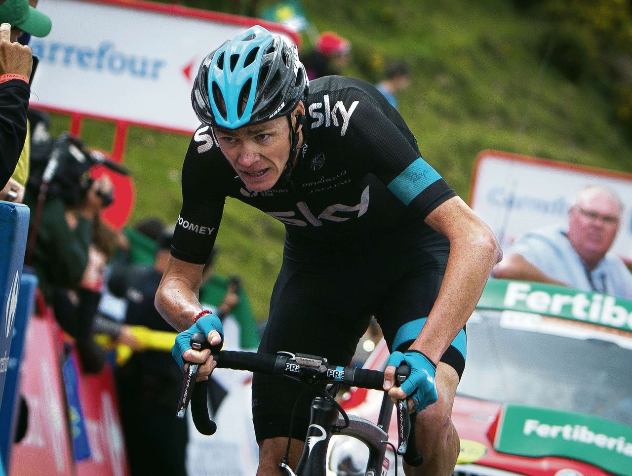 De Brit Chris Froome wist het tijdverlies op zijn Spaanse concurrenten gisteren te beperken tijdens de vijftiende etappe van de Vuelta.