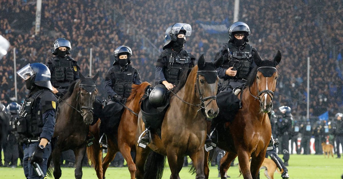 Politiepaarden op het veld bij bekerderby in Zuidwest-Duitsland, 35 agenten lichtgewond