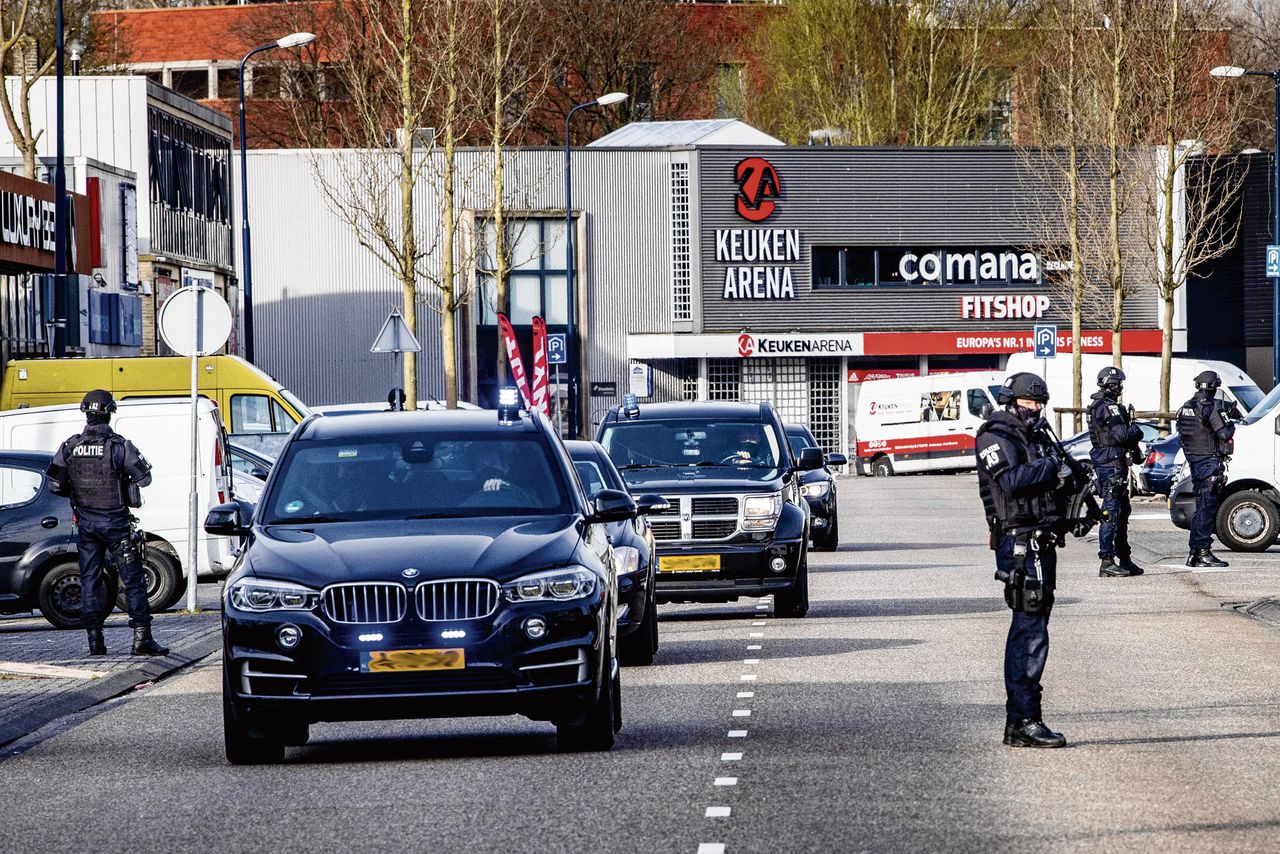 Beveiligd transport vorige week bij de bunker in Amsterdam, waar het Marengoproces wordt gehouden.