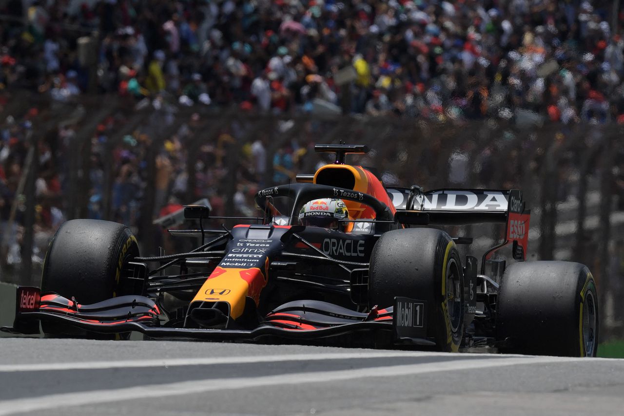 Max Verstappen vergroot voorsprong op Hamilton na sprintrace Brazilië 