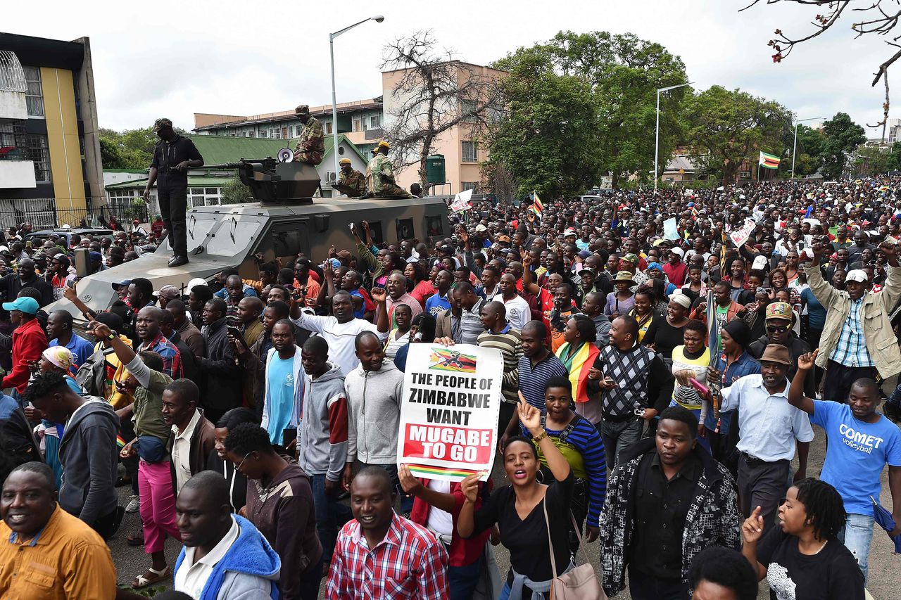 Duizenden mensen zijn zaterdag in Zimbabwe de straat opgegaan om Mugabe op te roepen te vertrekken en het leger te steunen.