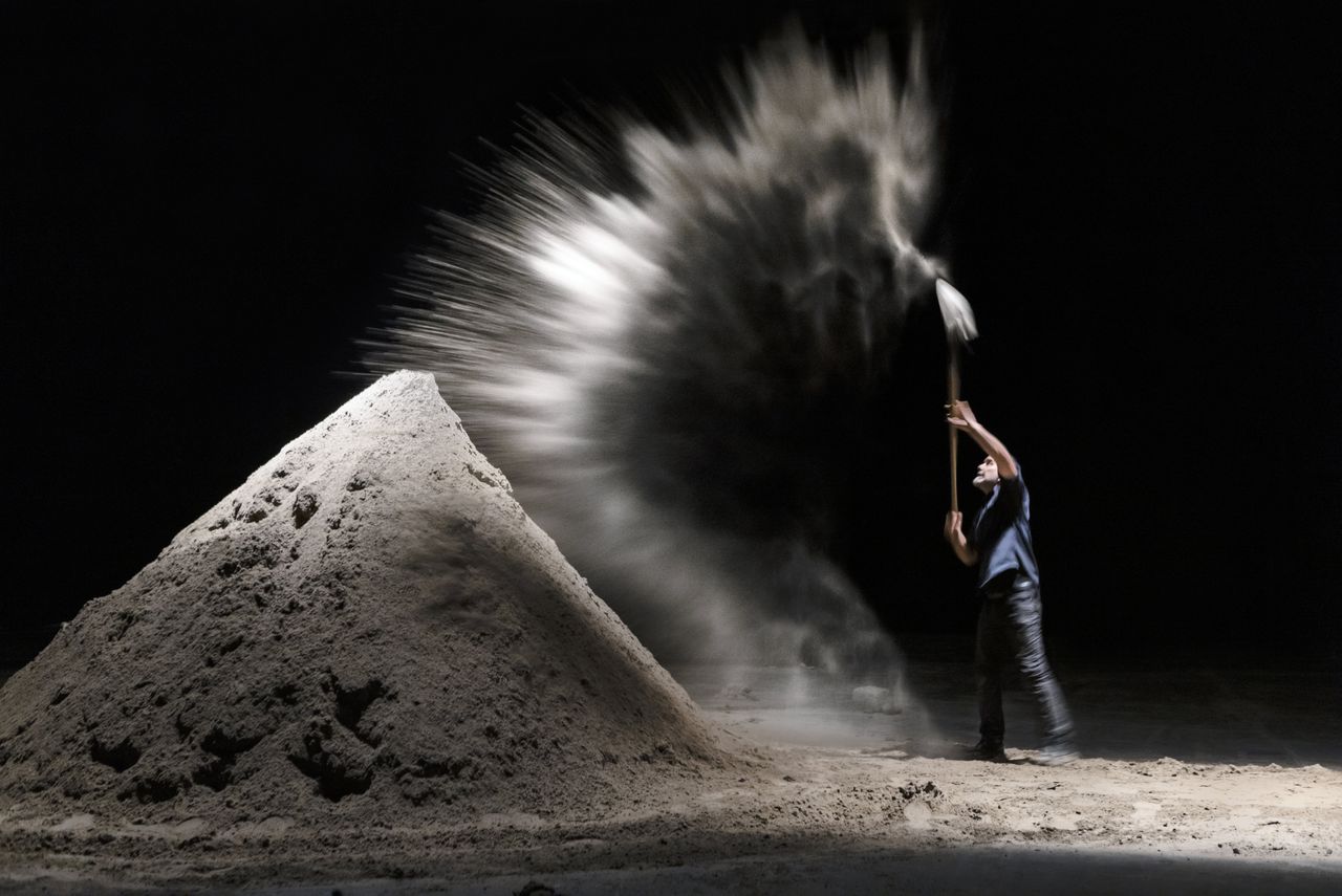 Kijken naar een man die zes uur lang doelloos zand schept, is onverwacht fascinerend 
