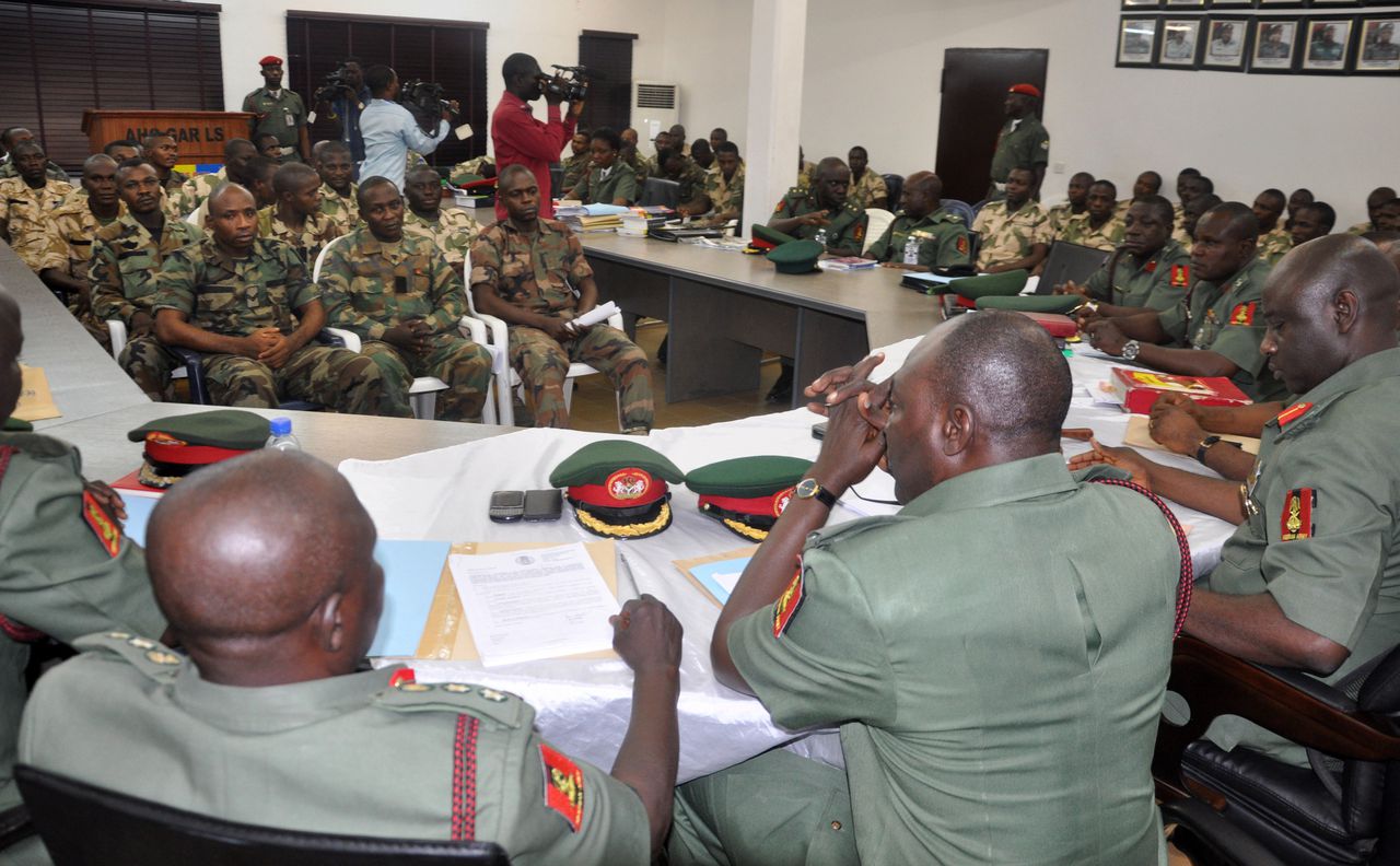 Nigeriaanse soldaten zitten voor de krijgsraad die ze ter dood veroordeeld omdat ze weigerden te vechten tegen Boko Haram.