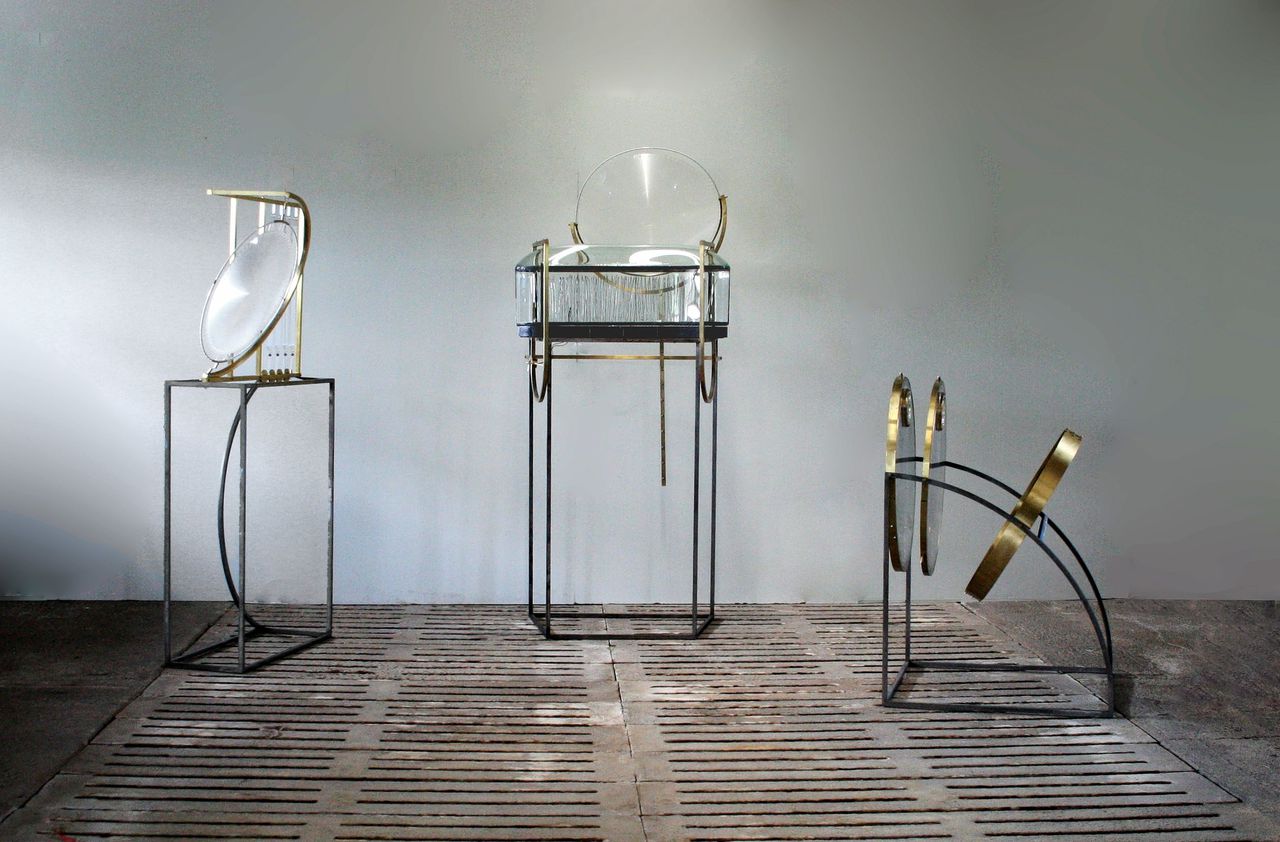 De installatie Flux, een ode aan de grootheden van Anouk Sijben. Met haar Luchtvochtigheidsobject (links), Temperatuurobject en Luchtdrukobject.