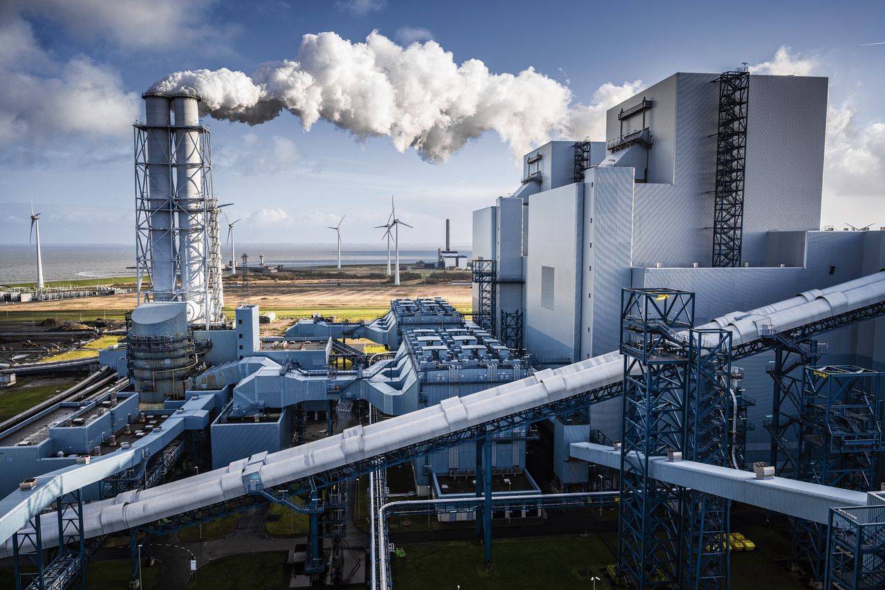 De Eemshavencentrale van RWE gebruikt nu nog steenkool en biomassa als brandstof. RWE eiste van de staat een vergoeding van ruim 1,4 miljard euro.