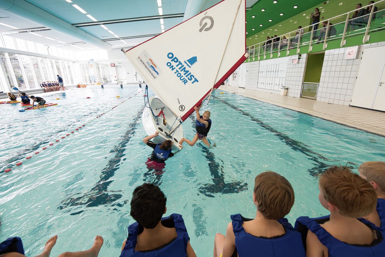 Het zwembad in Maarssen met jonge deelnemers van ‘Optimist on Tour’, een initiatief van het Watersportverbond.