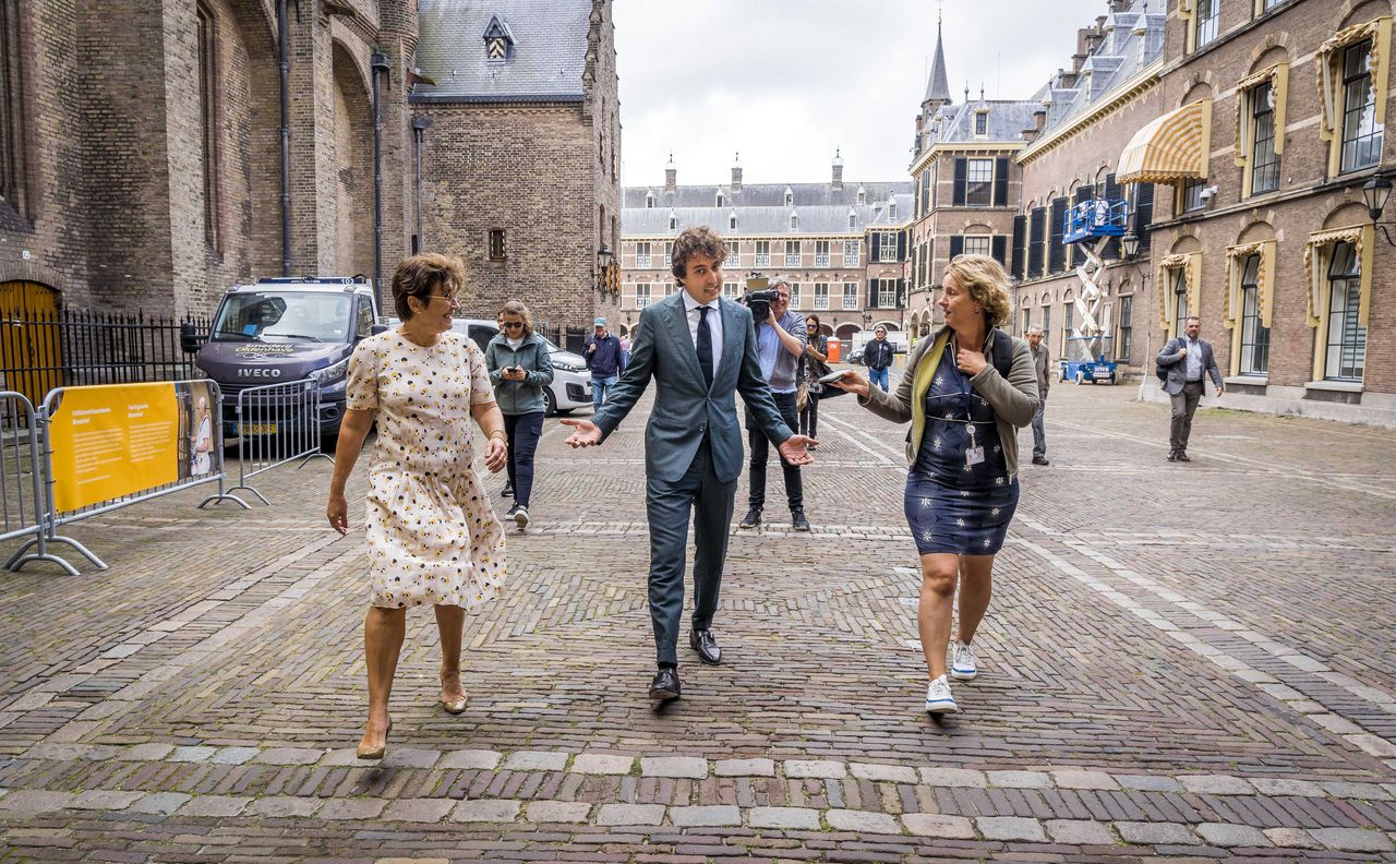 Lilianne Ploumen (PvdA) en Jesse Klaver(GroenLinks) verlaten dinsdag het Binnenhof na afloop van een gesprek met informateur Mariëtte Hamer over de kabinetsformatie.