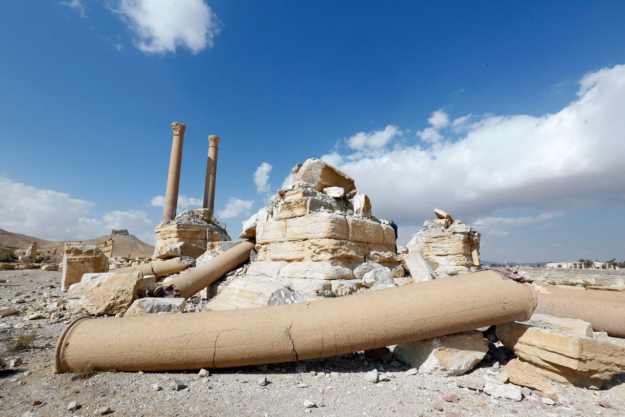 De door IS-strijders vernielde Tetrapylon, een groep Romeinse pilarenpoorten, in Palmyra, bijgenaamd de Stad van Duizend Zuilen.