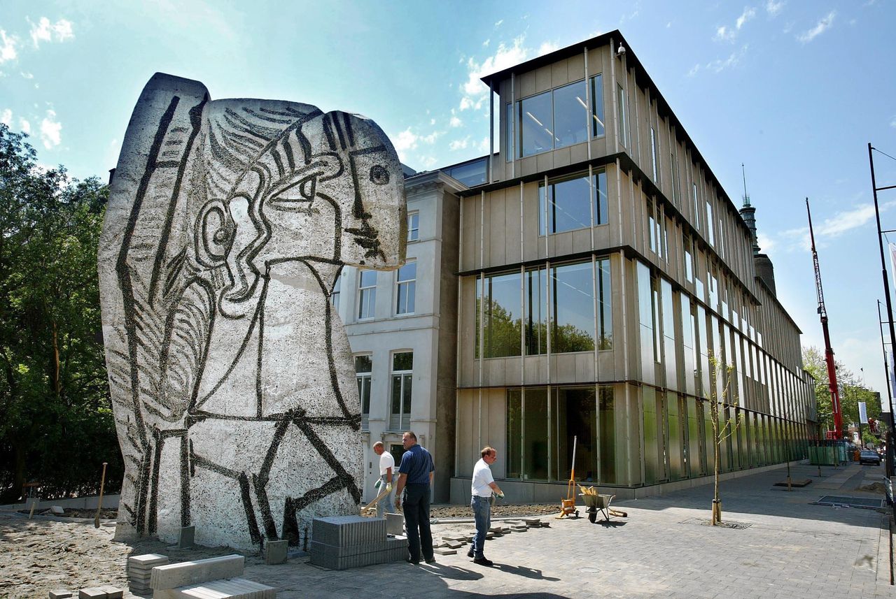 De glazen vleugel van het Rotterdamse museum Boijmans Van Beuningen van het Belgische architectenbureau Robbrecht en Daem, en de sculptuur van Pablo Picasso.