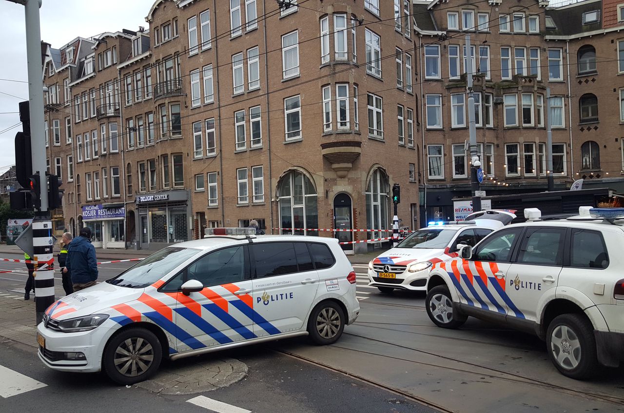 De politie heeft de Amstelveenseweg bij het koosjere restaurant HaCarmel afgezet vanwege de vondst van een verdacht pakketje.