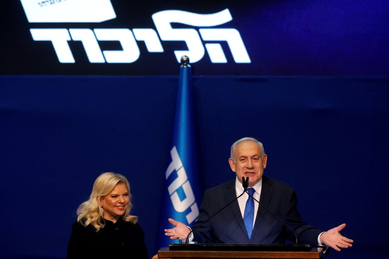 Netanyahu spreekt Likud-aanhangers toe nadat de uitslagen bekend zijn geworden.