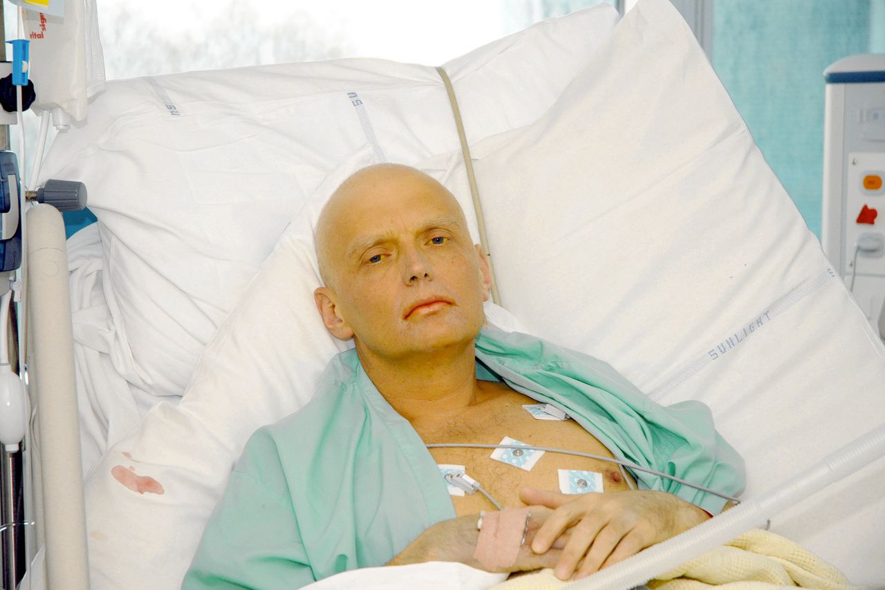 Aleksandr Litvinenko ligt na zijn vergiftiging met polonium in het ziekenhuis.