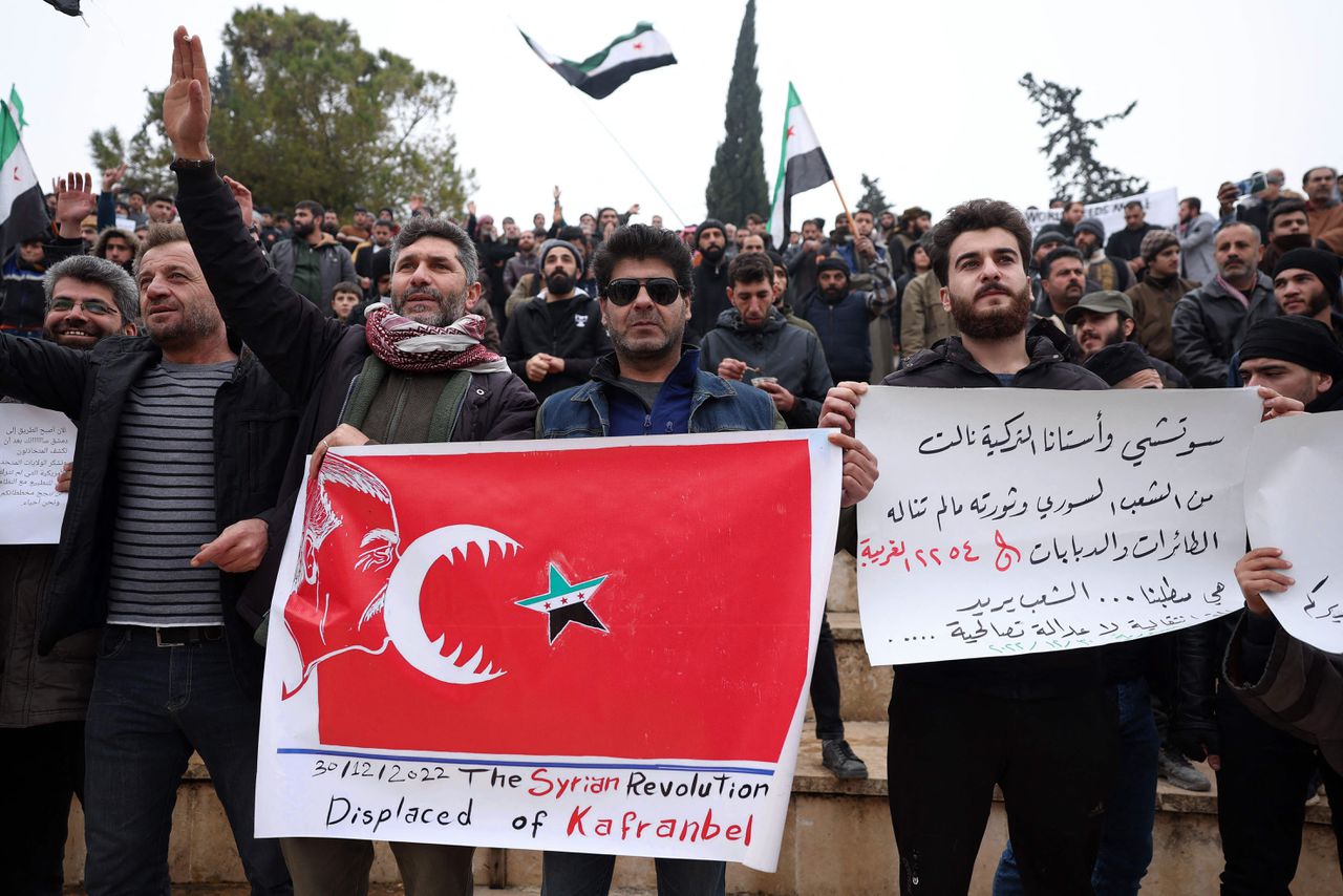 Betogers demonstreren in december in Idlib tegen de Turkse toenadering tot Assad. De Turkse president Erdogan verorbert volgens hen de vlag van de Syrische oppositie.