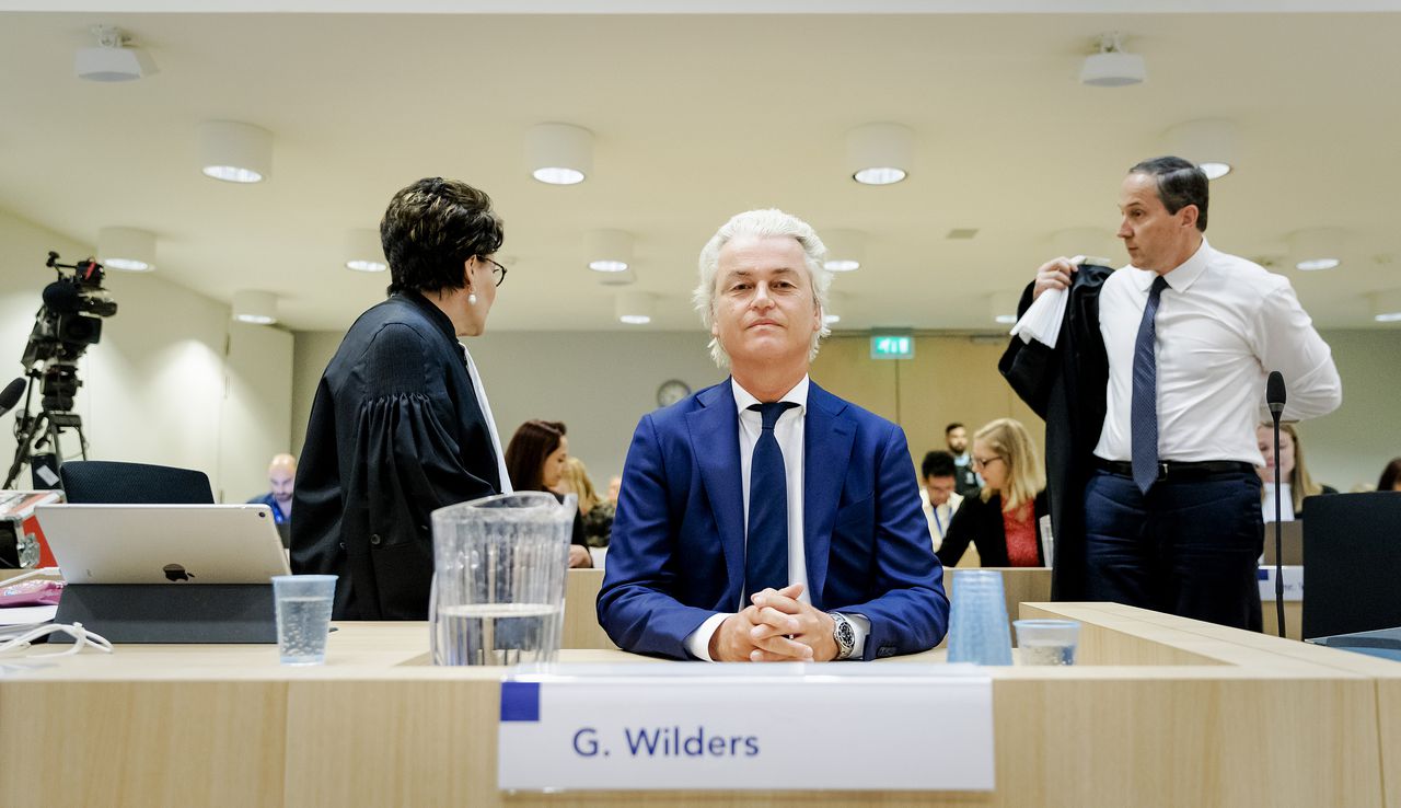 Geert Wilders samen met zijn advocaten Carry Knoops en Geert-Jan Knoops bij aanvang in de rechtbank voor de inhoudelijke behandeling van het hoger beroep.