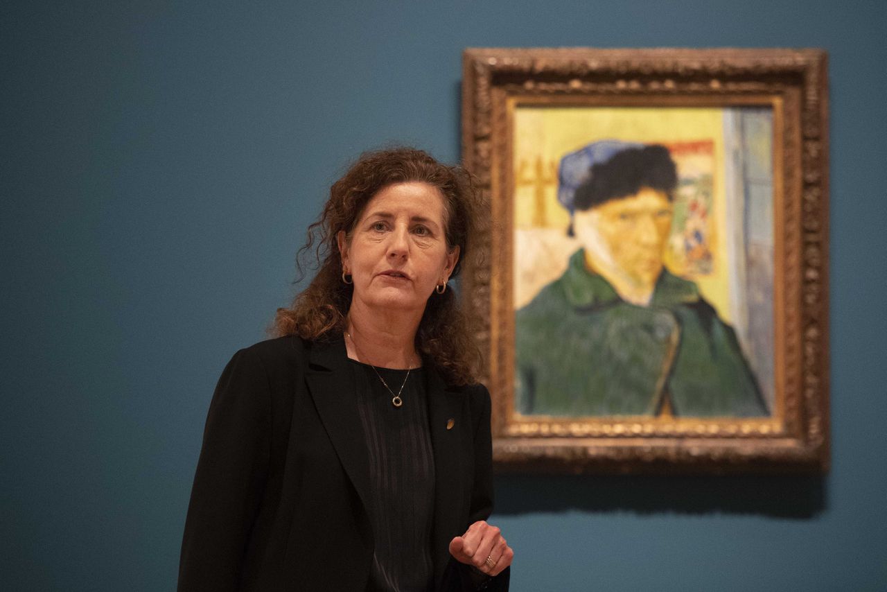Minister Ingrid van Engelshoven (Onderwijs, Cultuur en Wetenschappen) bezoekt het Van Gogh Museum, half mei. Het museum mag per 1 juni weer open na het nemen maatregelen tegen het coronavirus.