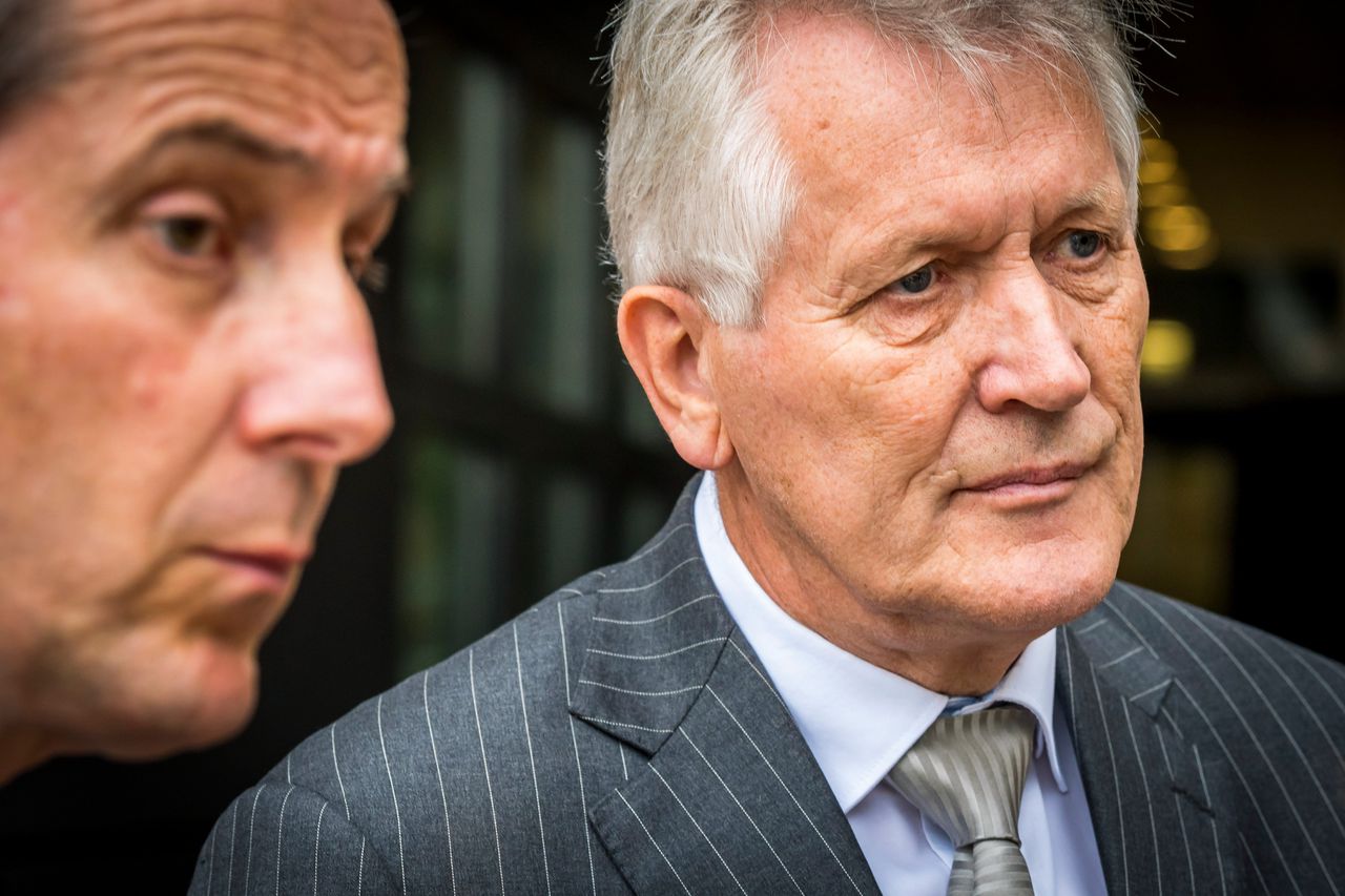 Geert-Jan Knoops en Dirk Scheringa voorafgaand aan getuigenverhoren van DNB-medewerkers over het ‘opzettelijk lekken’ rond het faillissement van de DSB Bank.
