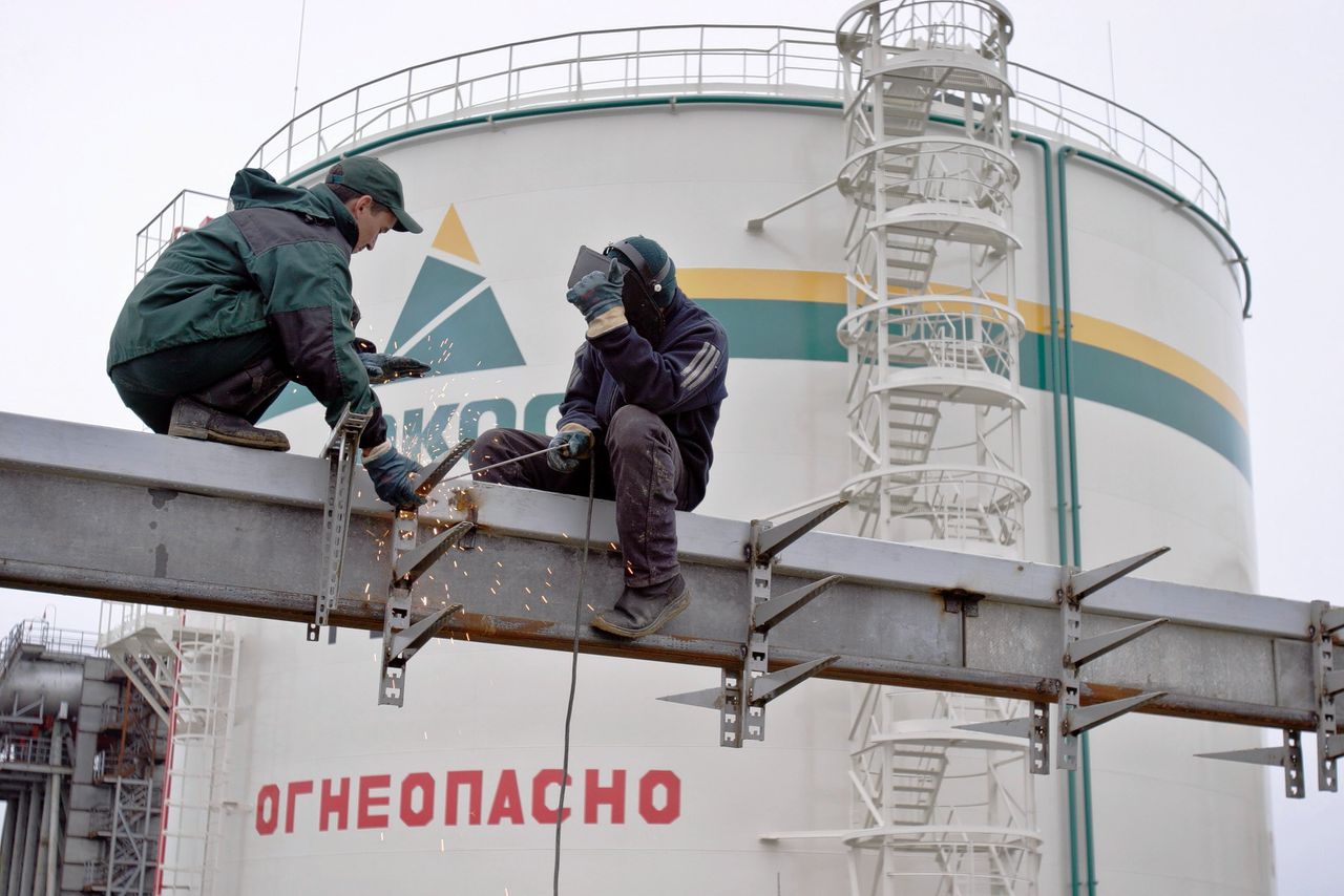 Werkzaamheden bij de olievelden van het Siberische Nefteyugansk, de voornaamste productiebron van het Russische olie- en gasbedrijf Yukos dat in 2006 failliet ging.