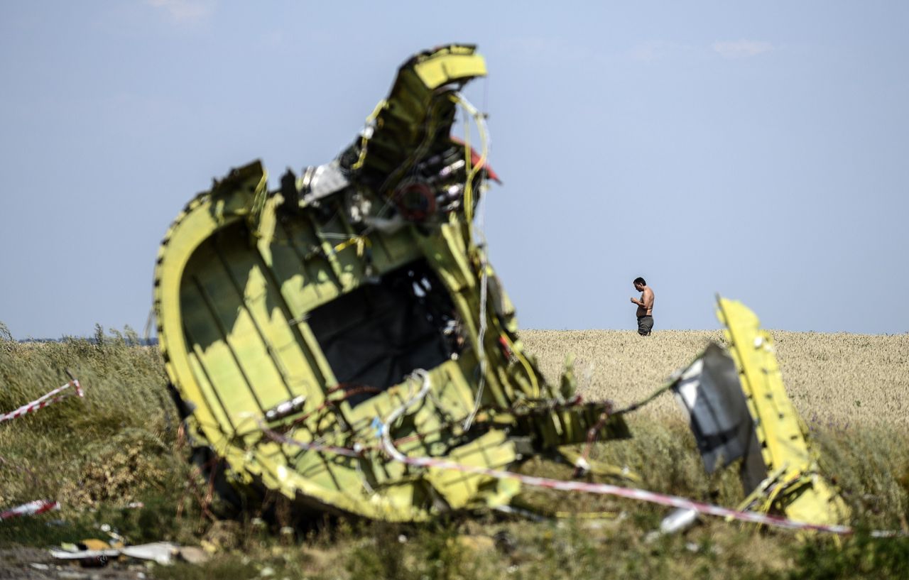 Een man staat op een van de plekken waar wrakstukken van MH17 liggen, in Hrabove, 80 km ten oosten van Donetsk.