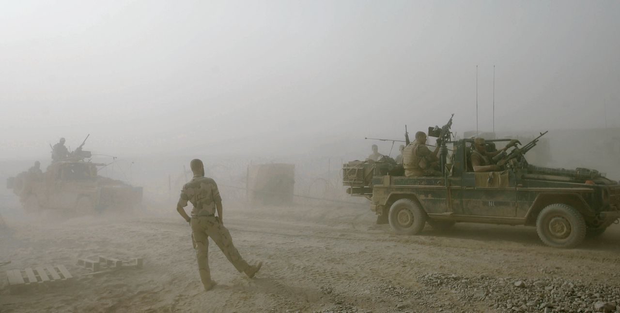 Nederlandse militairen aan het werk in het Nederlandse kamp Deh Rawod in Afghanistan.