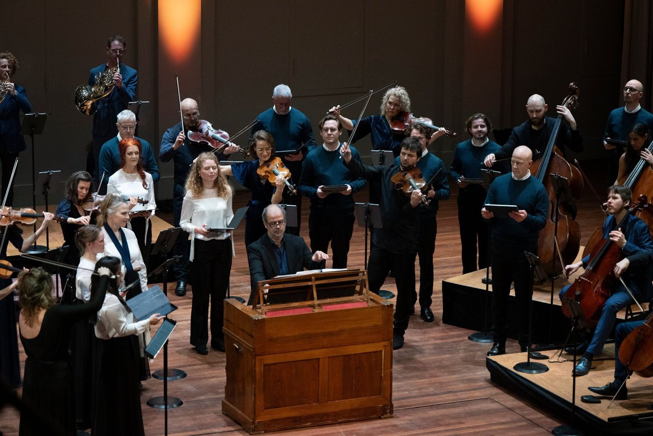 Het Nederlands Kamerkoor en Amsterdam Sinfonietta zijn een hemelse match in Rossini’s ‘Petite messe solennelle’ 