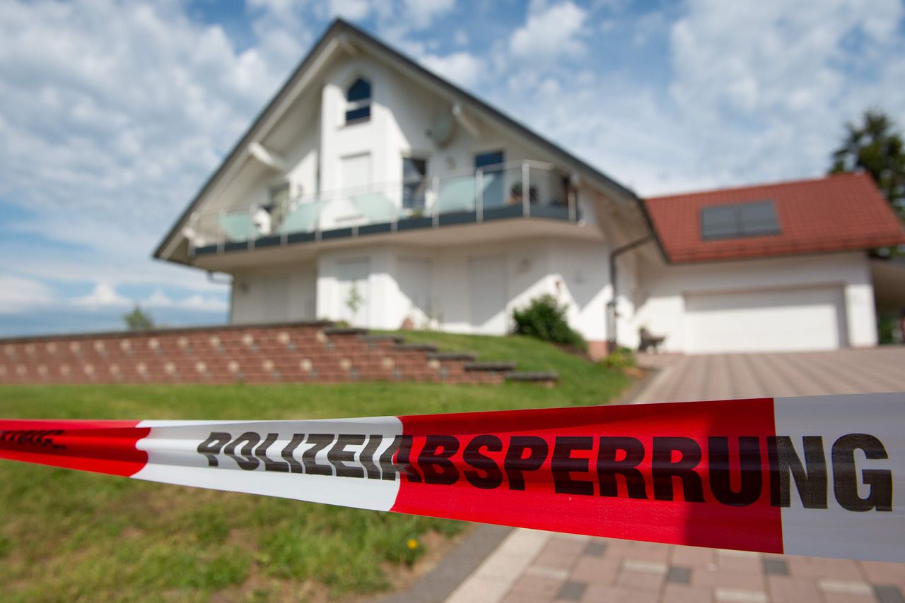 Politielint bij het huis van Walter Lübcke. Hij werd hier begin juni dood aangetroffen.