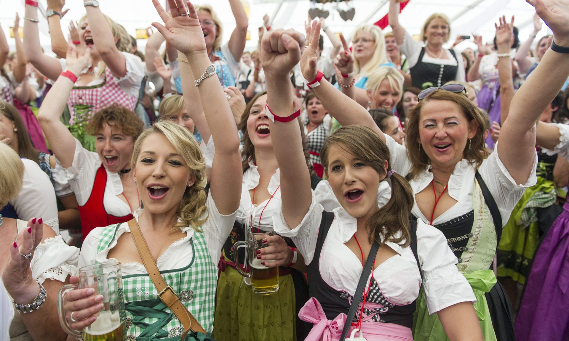 Немецкие люди фото. Немецкая молодежь. Счастливые немцы. Германия люди. Современные немцы.
