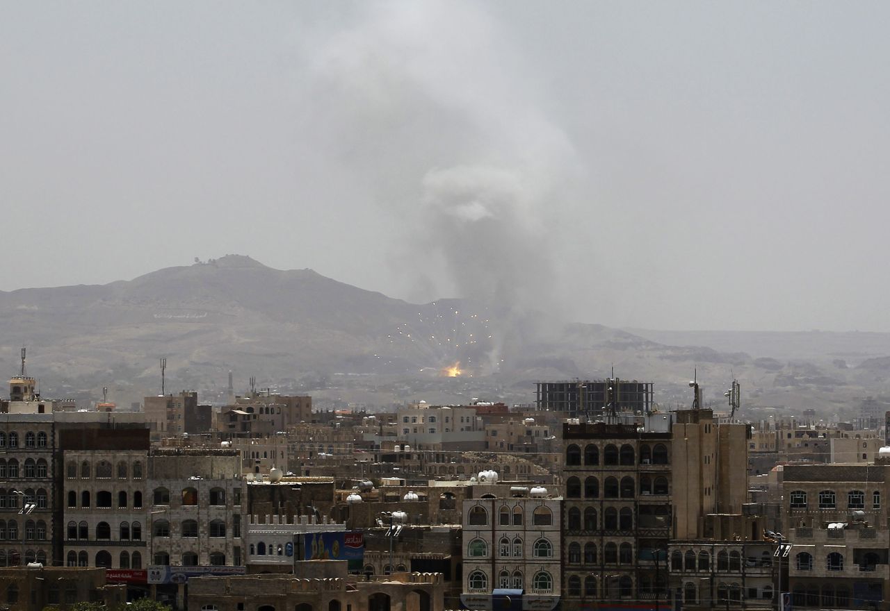 Een bombardement van de door Saoedi-Arabië geleidde coalitie op een door Houthi-gecontroleerde militaire basis in de Jemenitische hoofdstad Sana'a.