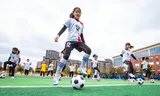 Meisjes in de Chinese stad Hai’an krijgen voetballes, na afloop van hun reguliere schooluren.